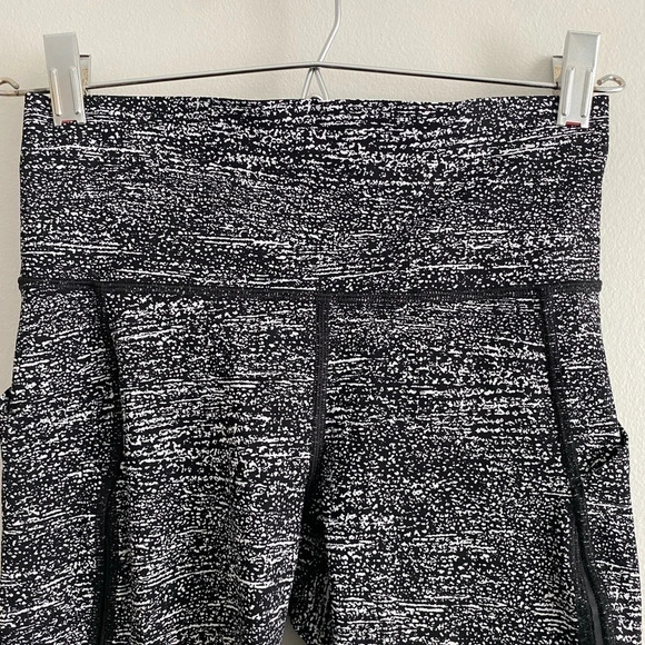 Lululemon Pace Perfect Crop (17") mid Rise Air Time  White Black Size 4 - Picture 9 of 16